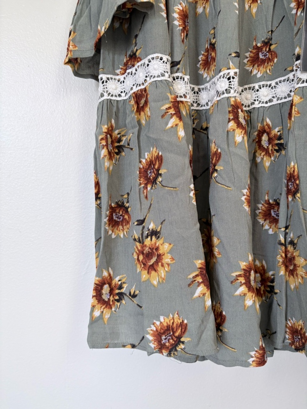 Doe & Rae Sage Green Sunflower Lace Sundress Size Small NWT - Picture 5 of 16
